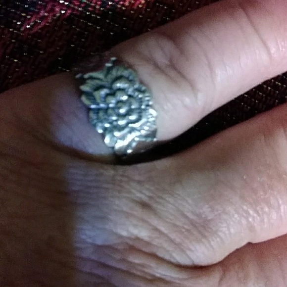 Nwt -SALE*STERLING FLORAL RING. SIZE 7. - Picture 3 of 5